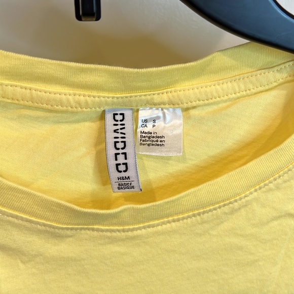 💛 NWOT Divided Yellow T-shirt with Embroidered Heart in Size Small - Picture 3 of 7